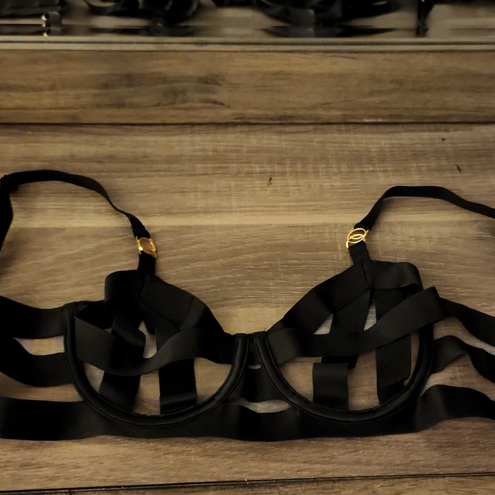 VS Black strappy bralette 34B